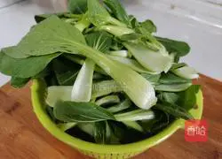 Illustration of how to stir-fry Xiaotang vegetables with lard residue 4