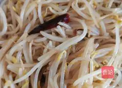 Illustration of how to stir-fry mung bean sprouts in vinegar 14