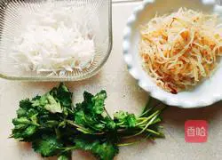 Illustration of how to make jellyfish shreds mixed with radish 4