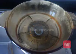 Illustration of how to mix celery and peach kernels 2