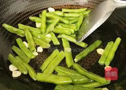 Illustration of how to make stir-fried green beans 11