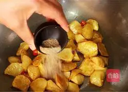 Illustration of how to make spicy pepper and salt potato wedges 9