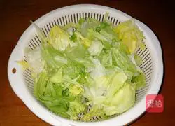 Illustration of how to stir-fry Western cabbage with Oreo olive oil 1