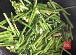 Illustration of how to stir-fry Chrysanthemum chrysanthemum 3