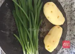 Illustration of how to make fried leeks with shredded potatoes 1