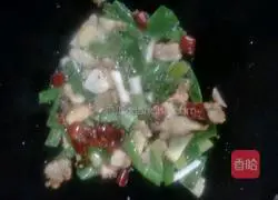 Illustration of how to stir-fry lentils with oil residue 5