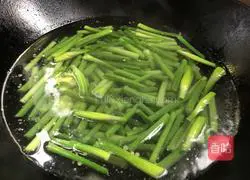 Illustration of how to make spicy garlic moss 2