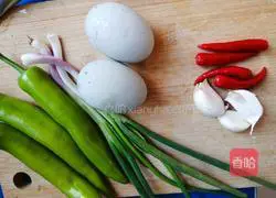 Illustration of how to make tiger skin and green pepper preserved eggs 1