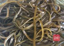 Illustration of how to make cold kelp shreds 1