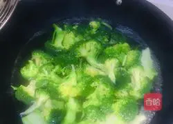 Illustration of how to make king oyster mushrooms and broccoli with abalone sauce 3
