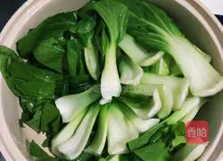 Illustration of how to cook seaweed with stir-fried seasonal vegetables 4
