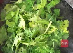 Illustration of how to make cold celery leaves 1