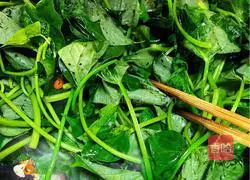 Illustration of how to stir-fry sweet potato sprouts in lard 3