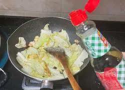 Illustration of how to make vinegar hand-shred cabbage 12