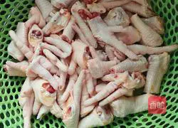 Illustration of how to make spicy and sour chicken feet 3