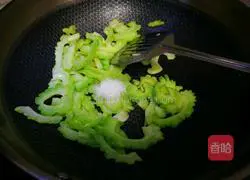 Illustration of how to stir-fry bitter melon with dried beans 4