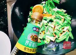 Illustration of how to stir-fry green garlic leaves with dried fragrant seeds 7