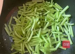 Illustration of how to stir-fry sweet potato stems with green pepper 5