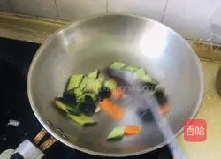 Recipe for Stir-fried Lily with Cucumber, Fungus and Fungus 2