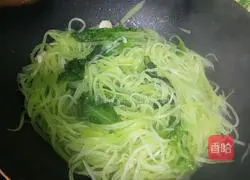 Illustration of how to make shredded garlic lettuce 4