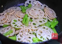 Illustration of how to make fried pork slices with lotus root and celery 7