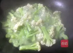 Illustration of how to make fried cauliflower with fungus 7