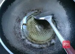 Illustration of how to make garlic water spinach 3