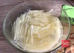 Illustration of how to mix green and red peppers with shredded potatoes 1