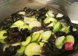 Illustration of how to make fried fungus with potatoes and cucumbers 12