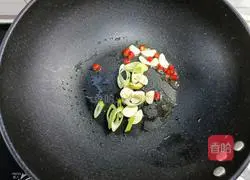 Illustration of how to stir-fry celery and yuba 10