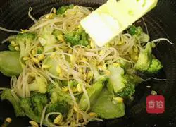 Illustration of how to stir-fry broccoli with bean sprouts 12