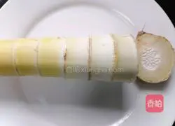 Illustration of how to stir-fry spring bamboo shoots with pickled vegetables 1