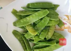 Illustration of how to make lotus pond stir-fry 3