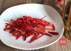 Illustration of how to make fried leeks with red pepper 1