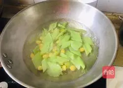 Illustration of how to stir-fry lettuce and ginkgo 2