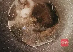 Illustration of how to stir-fry fungus with onions 5