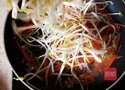 Illustration of how to stir-fry mung bean sprouts with shredded carrots 7