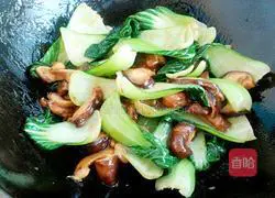 Illustration of how to stir-fry rapeseed with mushrooms 5