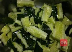 Illustration of how to make simple cold cucumber 2 