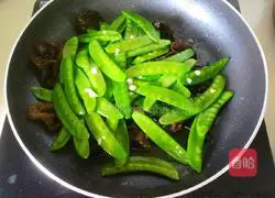 Illustration of how to cook snow peas and fungus 10