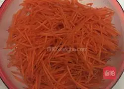 Illustration of how to mix dry silk with soy sauce 3