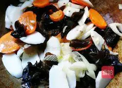 Illustration of how to stir-fry fungus with long yam 4