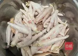 Illustration of soaking chicken feet in sauce 1