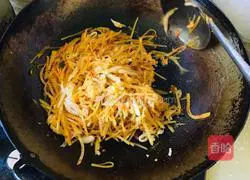 Illustration of how to stir-fry sauerkraut with shredded potatoes 11