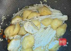 Illustration of how to make fried tofu and enoki mushrooms in a pot 5