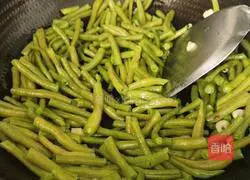 Illustration of how to make fried beans and lettuce 9