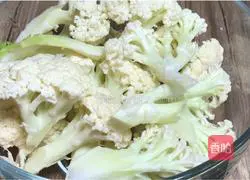 Illustration of how to cook cauliflower with green pepper 1