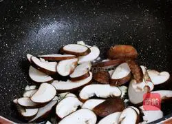 Illustration of how to stir-fry mushrooms with broccoli 6