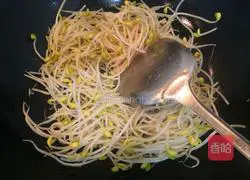 Stir-fried green pepper and soybean sprouts Practice illustration 6