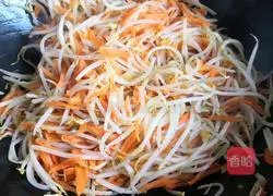 Illustration of how to make fried bean sprouts with shredded carrots 6